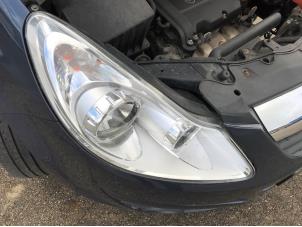 Używane Reflektor prawy Opel Corsa D 1.4 16V Twinport Cena na żądanie oferowane przez N Kossen Autorecycling BV