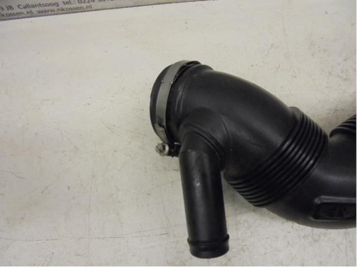 Air intake hose from a Volkswagen Caddy III (2KA,2KH,2CA,2CH) 1.6 TDI 16V 2014