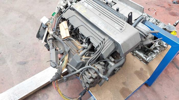 Używane Silnik Renault Safrane I 3.0i V6 RT,RXE Cena na żądanie oferowane przez N Kossen Autorecycling BV