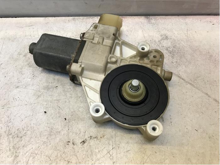 Usados Motor de ventanilla de puerta BMW 7 serie (F01/02/03/04) 730d 24V Precio de solicitud ofrecido por N Kossen Autorecycling BV