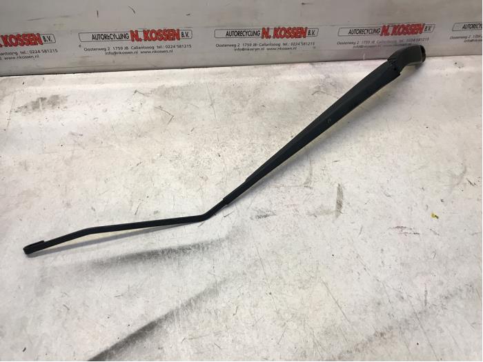 Front wiper arm from a Chrysler Voyager 2008