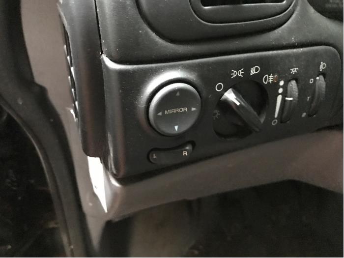 Używane Przelacznik lusterka Dodge Ram Van Cena na żądanie oferowane przez N Kossen Autorecycling BV