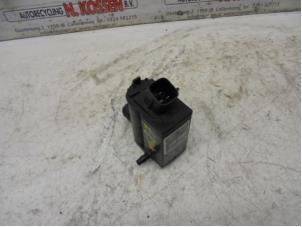 Usagé Pompe lave-glace avant Kia Sorento I (JC) 3.5 V6 24V Prix sur demande proposé par N Kossen Autorecycling BV