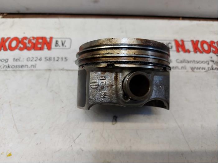 Usagé Piston Renault Megane Prix sur demande proposé par N Kossen Autorecycling BV