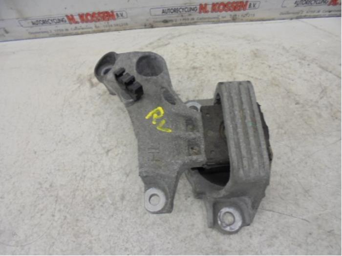 Used Engine mount Renault Megane Break Price on request offered by N Kossen Autorecycling BV