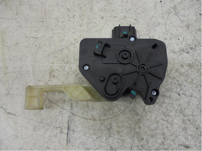 Central door locking module from a Chrysler Voyager 2009