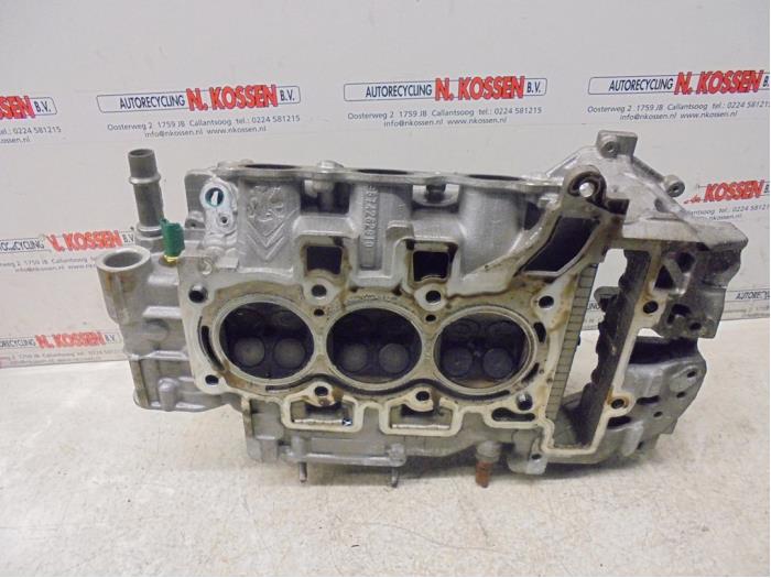 Cylinder head Peugeot 208 - 9674262910 ZM01