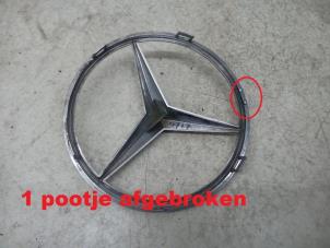 Używane Emblemat Mercedes C (W204) 1.8 C-180 CGI 16V Cena na żądanie oferowane przez N Kossen Autorecycling BV
