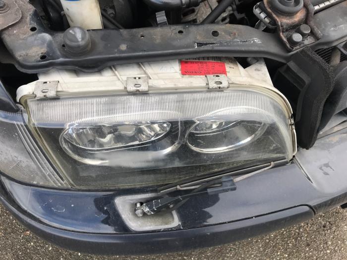 Używane Reflektor prawy Volvo V40 (VW) 1.8 16V Cena na żądanie oferowane przez N Kossen Autorecycling BV