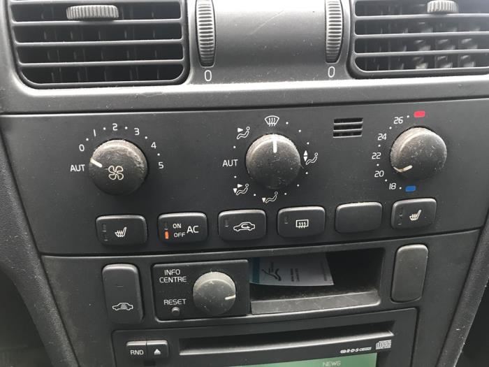 Używane Panel climatronic Volvo V40 (VW) 1.8 16V Cena na żądanie oferowane przez N Kossen Autorecycling BV