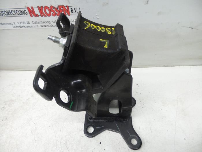 Used Engine mount Nissan Navara Price on request offered by N Kossen Autorecycling BV