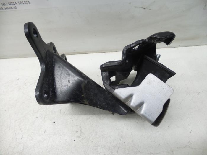Used Engine mount Nissan Navara Price on request offered by N Kossen Autorecycling BV
