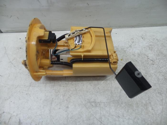 Electric fuel pump from a Citroën Jumpy (BS/BT/BY/BZ) 2.0 HDi 90 2002