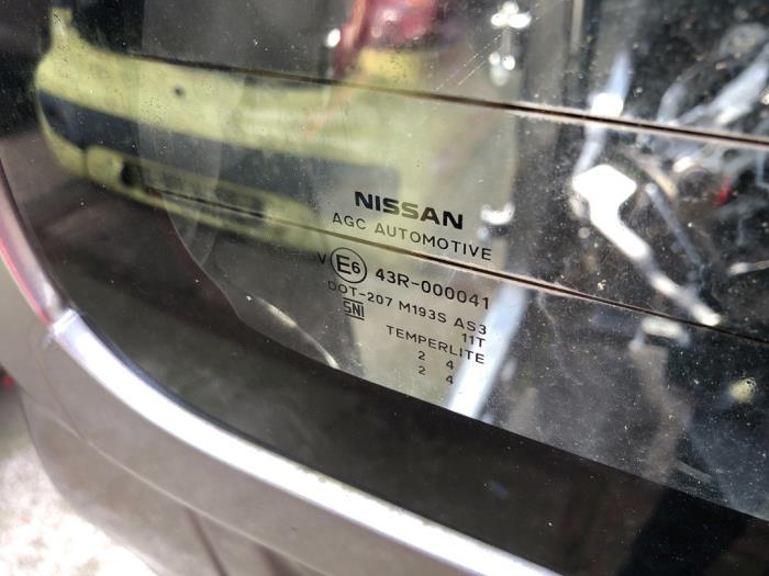 Vitre arrière d'un Nissan Navara 2017