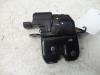 Tailgate lock mechanism from a Renault Clio IV (5R) 0.9 Energy TCE 90 12V 2016