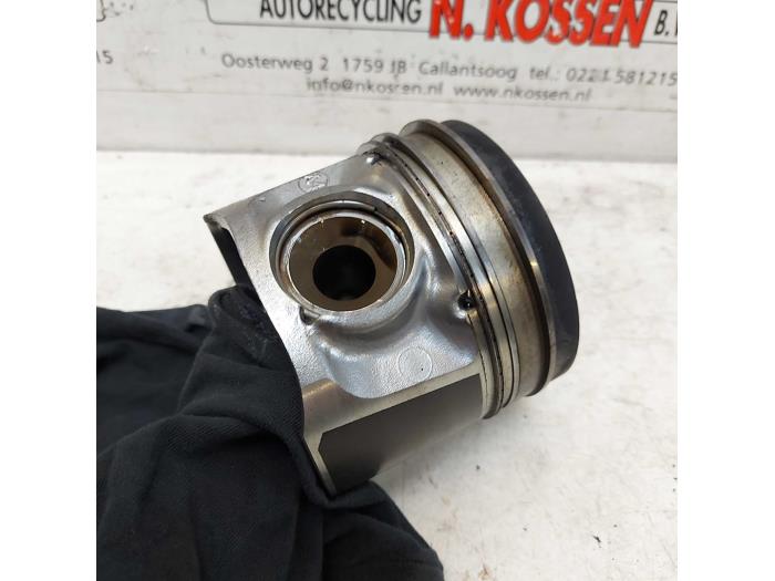 Usagé Piston Nissan Navara Prix sur demande proposé par N Kossen Autorecycling BV