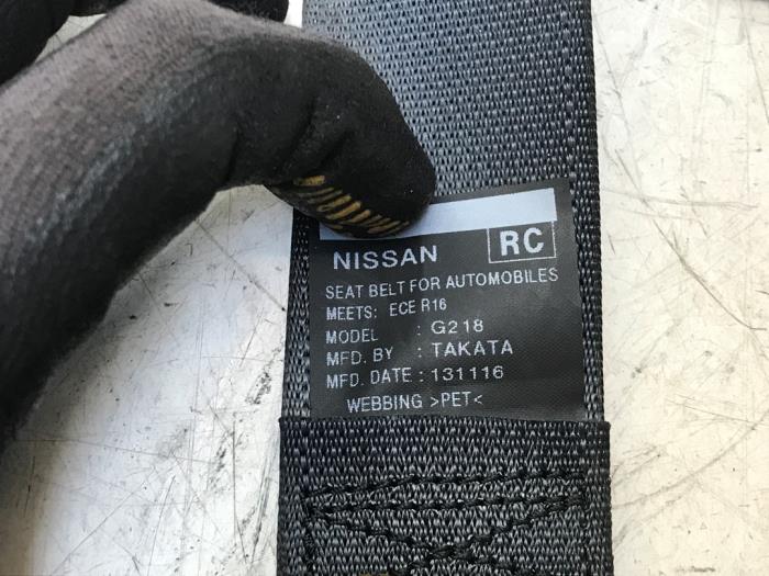 Ceinture de sécurité arrière centre d'un Nissan Navara 2017