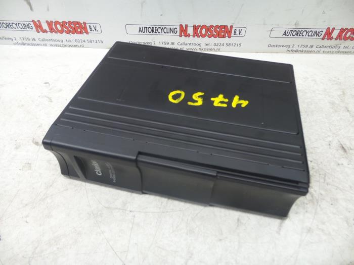 Używane Zmieniarka CD Peugeot 607 (9D/U) 2.7 HDi V6 24V Cena na żądanie oferowane przez N Kossen Autorecycling BV