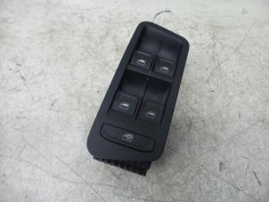 Usados Interruptor de ventanilla eléctrica Volkswagen Golf VII (AUA) 1.6 TDI BlueMotion 16V Precio de solicitud ofrecido por N Kossen Autorecycling BV