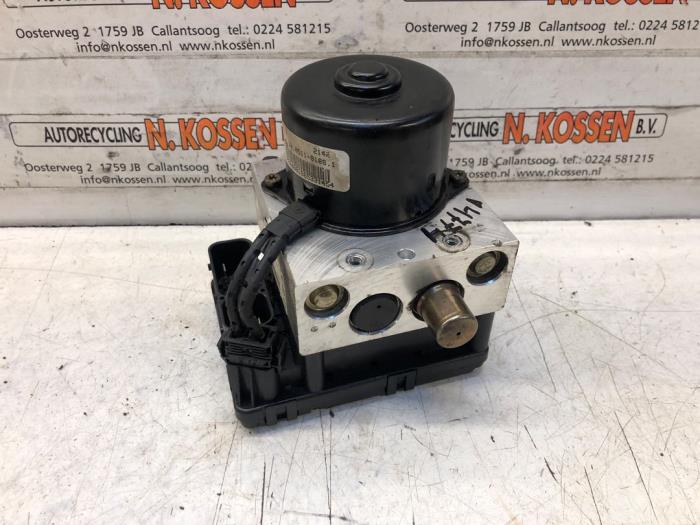 Usagé Bloc ABS Jeep Grand Cherokee (WG/WJ) 2.7 CRD 20V Prix sur demande proposé par N Kossen Autorecycling BV