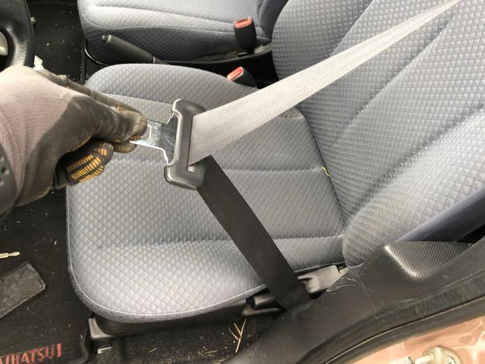 Front seatbelt, left from a Daihatsu YRV (M2) 1.3 16V DVVT 2004