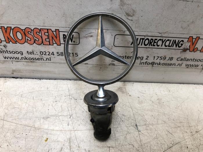 Używane Emblemat Mercedes E diesel (W124) 2.5 250 D Turbo Cena na żądanie oferowane przez N Kossen Autorecycling BV