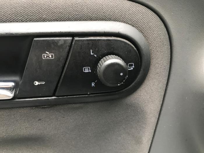 Retrovisor externo derecha de un Seat Ibiza III (6L1) 1.4 16V 100 2004
