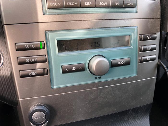 Klimabedienteil van een Toyota Corolla Verso (R10/11) 1.8 16V VVT-i 2004