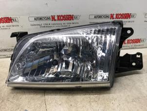 Używane Reflektor lewy Mazda Demio (DW) 1.3 16V Cena na żądanie oferowane przez N Kossen Autorecycling BV