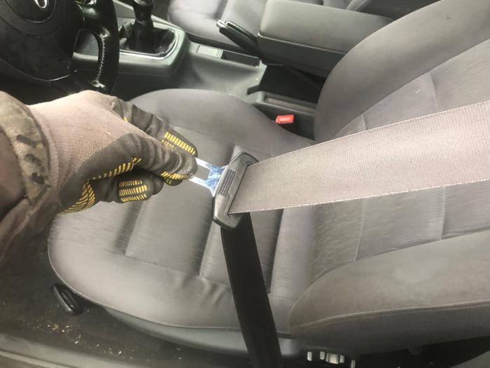Front seatbelt, left from a Audi A4 Avant (B5) 1.8 20V 2000
