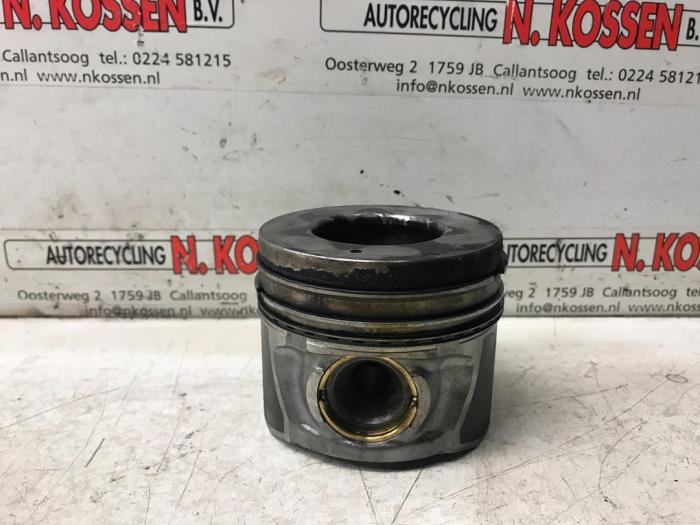 Usagé Piston Hyundai Santafe Prix sur demande proposé par N Kossen Autorecycling BV