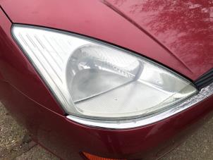 Używane Reflektor prawy Ford Focus 1 1.6 16V Cena na żądanie oferowane przez N Kossen Autorecycling BV