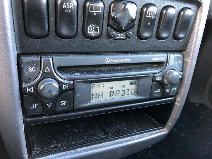 Radioodtwarzacz CD z Mercedes-Benz A (W168) 1.9 A-190 2000