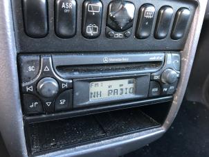 Używane Radioodtwarzacz CD Mercedes A (W168) 1.9 A-190 Cena na żądanie oferowane przez N Kossen Autorecycling BV