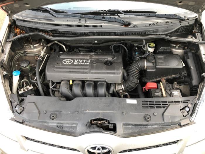 Cobertor motor de un Toyota Corolla Verso (R10/11) 1.8 16V VVT-i 2004