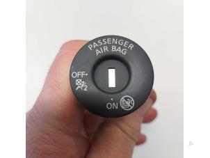 Begagnade Airbag-brytare Nissan Navara Pris på förfrågan erbjuds av N Kossen Autorecycling BV
