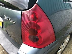 Używane Tylne swiatlo pozycyjne prawe Peugeot 307 SW (3H) 1.6 16V Cena na żądanie oferowane przez N Kossen Autorecycling BV