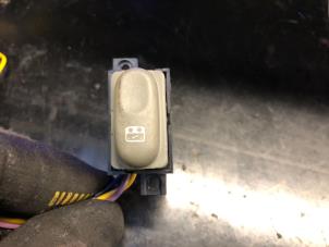 Usados Interruptor de techo deslizante Renault Twingo (C06) 1.2 Precio de solicitud ofrecido por N Kossen Autorecycling BV
