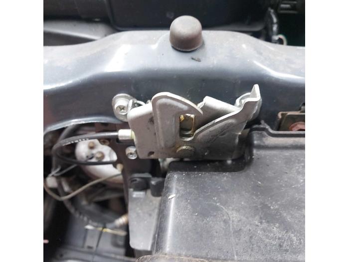 Mechanizm zamka pokrywy silnika Suzuki Alto