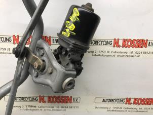 Used Front wiper motor Renault Clio II (BB/CB) 1.2 16V Price on request offered by N Kossen Autorecycling BV