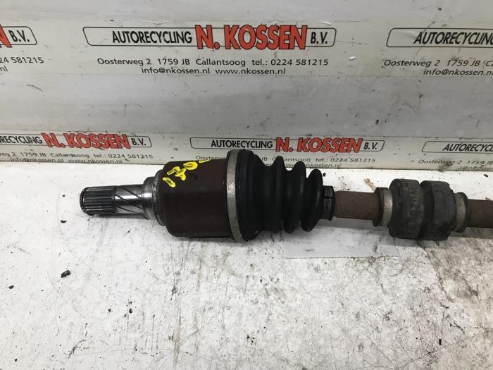Front drive shaft, left from a Nissan Note (E11) 1.6 16V 2010