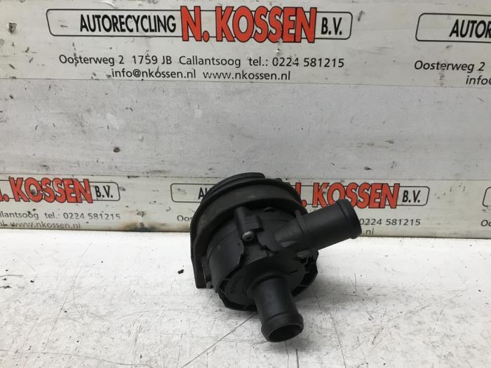 Begagnade Extra vattenpump Volkswagen Polo V (6R) 1.0 TSI 12V BlueMotion Pris på förfrågan erbjuds av N Kossen Autorecycling BV