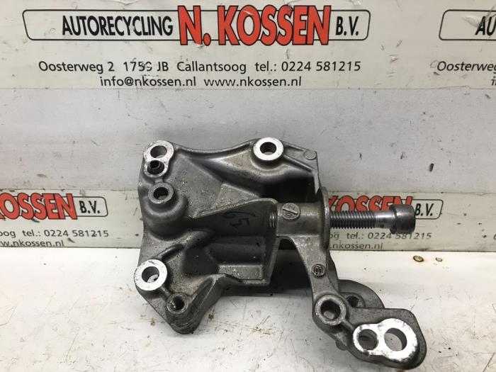 Usagé Support dynamo haut Peugeot 208 Prix sur demande proposé par N Kossen Autorecycling BV