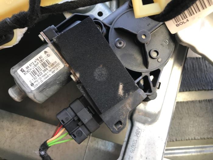 Usados Motor de ventanilla de puerta Peugeot 308 (4A/C) 1.6 VTI 16V Precio de solicitud ofrecido por N Kossen Autorecycling BV