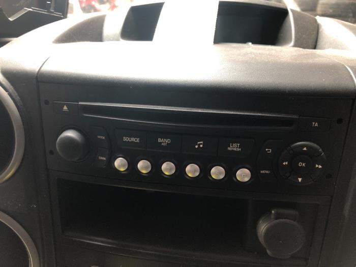 Radio CD player from a Peugeot Partner (GC/GF/GG/GJ/GK) 1.6 BlueHDI 75 2018
