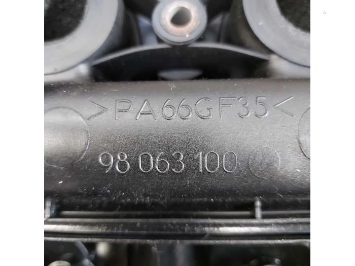 Ventildeckel van een Renault Master III (FD/HD) 2.2 dCi 16V 2001