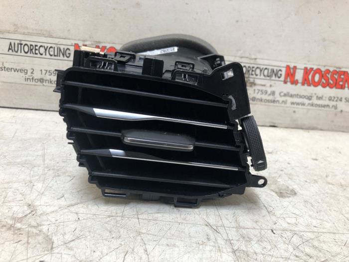 Air grill side from a Ford Focus 4 Wagon 1.0 EcoBoost 12V Hybrid 125 2020