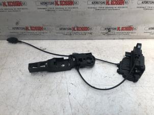 Used Rear door mechanism 4-door, right Renault Clio III (BR/CR) 1.2 16V 75 Price on request offered by N Kossen Autorecycling BV