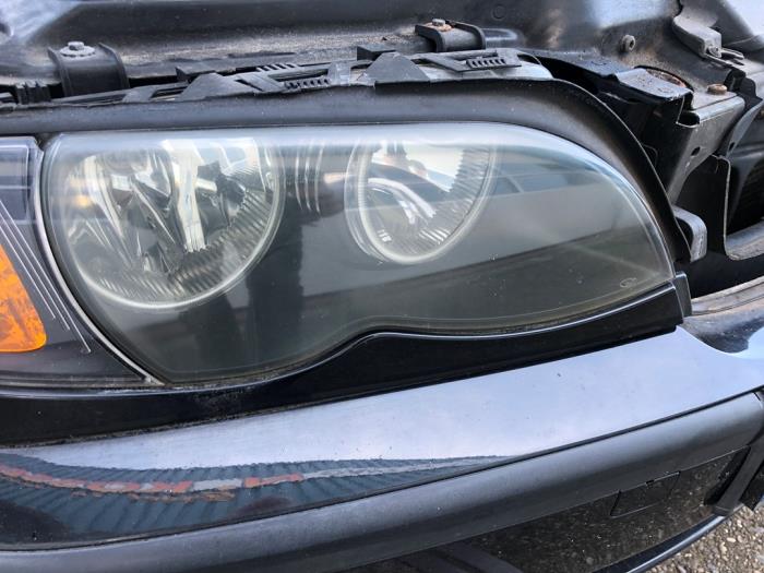 Headlight, right from a BMW 3 serie Touring (E46/3) 318i 16V 2002