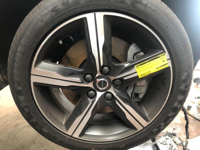 Set of sports wheels from a Volvo V40 (MV) 1.5 T3 16V Geartronic 2020